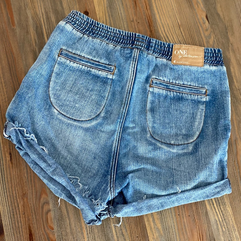 One Teaspoon Light Wash Denim Rolled Hem Jean Shorts - Picture 11 of 14